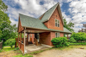 Walk to Lake Lampe Cabin with Fireplace and Deck!